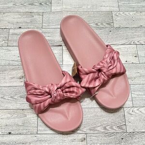NWT VS‎ PINK ANIMAL PRINT PINK BOW SLIDES